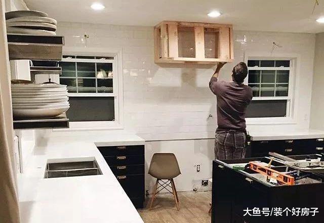 他为妻子和三个女儿, 打造了一个坐拥无敌湖景和十个房间的豪宅!