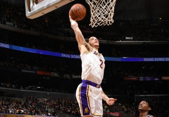 球哥关键时刻遭弃用, 莺歌成湖人功臣! 赛后言论显失落, 避谈莺歌