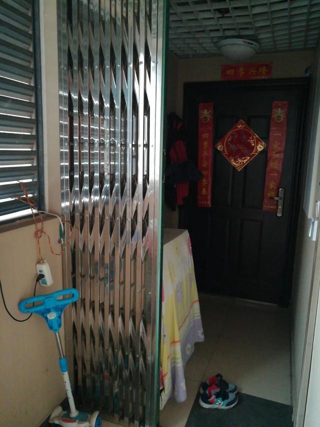 邻居把自家鞋柜装在公共过道, 摊上这样的邻居, 只能自认倒霉!