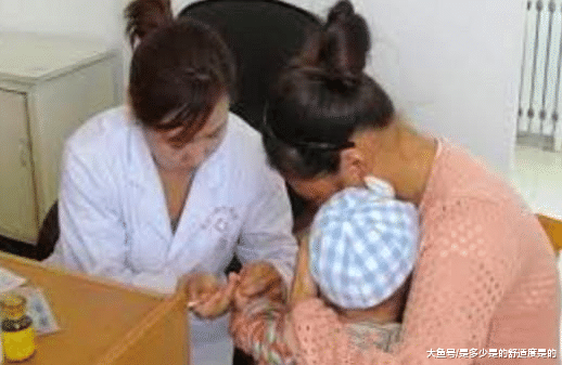 刚满月的宝宝嘴巴发霉了, 检查出原因让妈妈后悔痛哭