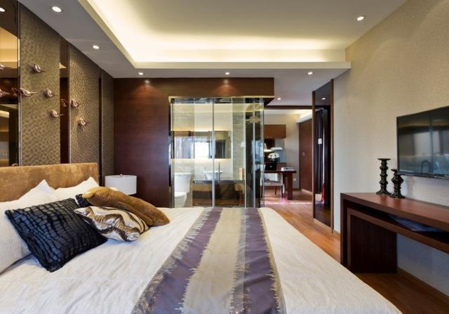 主卧卫生间用透明玻璃隔断, 闺蜜说老公太不着调! 换你能接受吗?