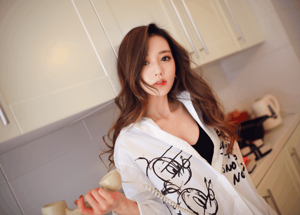 个性十足的小姐姐, 白衬衣搭牛仔裤, 散发出别致格调的气质美