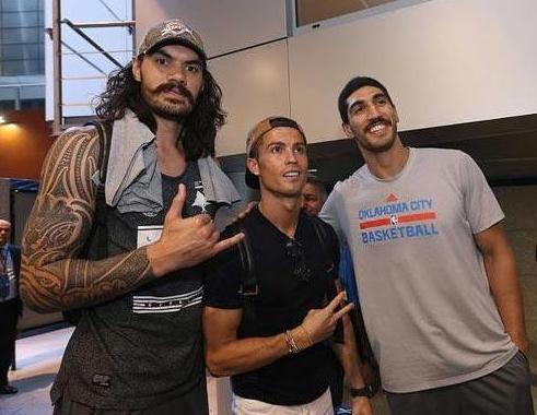 『阿诺德·施瓦辛格』施瓦辛格和史泰龙告诉我们, 有再强壮的身材也不要与NBA球员合影