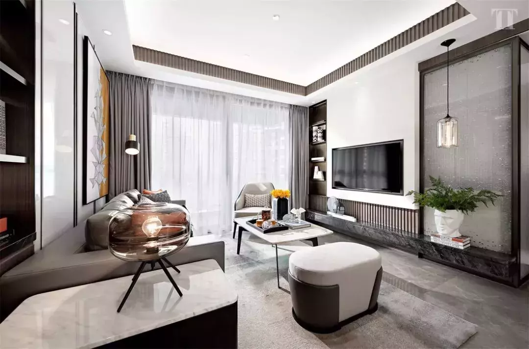 把客厅的电视背景墙用来做收纳, 该如何布置才更美观?