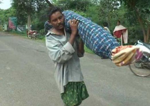 妻子去世 50岁男子每天抱着妻子尸身睡觉 没人敢去他家!