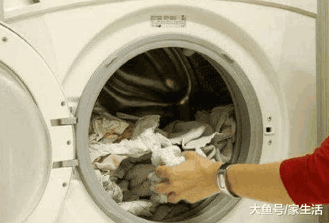 头次见在洗衣机里扔瓶子洗衣服, 太聪明了, 省事又干净