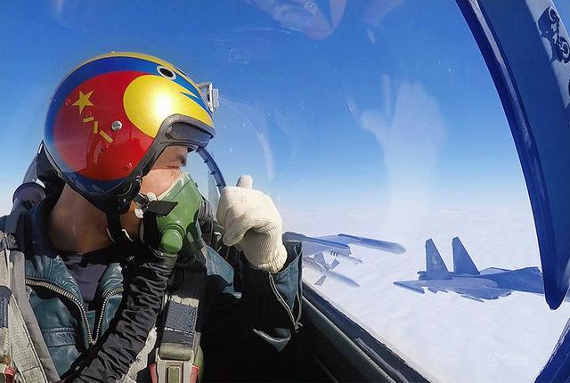 中国战机遭到日战机紧逼不放: 日飞行员后视镜里一幕让其明白一切