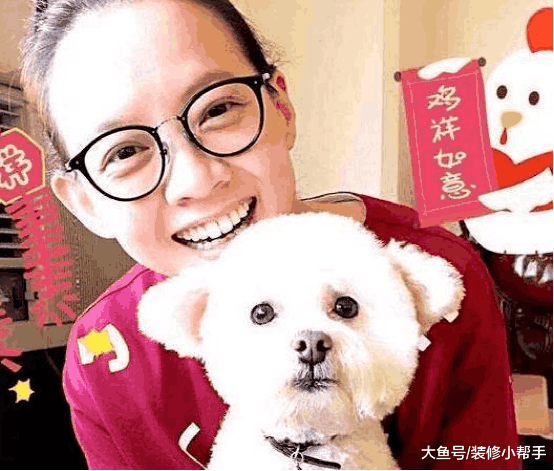 曾宝仪的豪宅虽然在加拿大, 但在家还是吃中餐, 家里狗狗真可爱