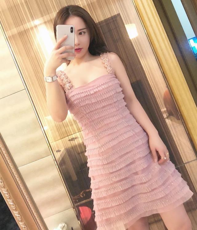身材丰腴的小姐姐, 甜美时尚, 吊带连衣裙彰显迷人气质