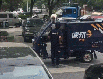 这么巧, 你也在等快递啊?