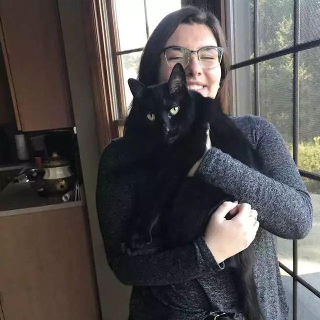 黑猫在好朋友大金毛离世后痛不欲生: 我真的很想它