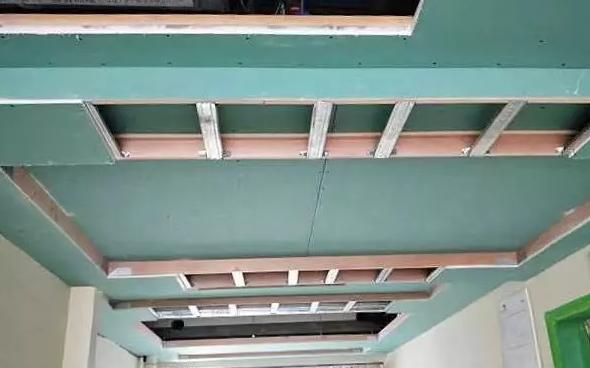 入住不到3年的房子, 天花板上出现了很多红点, 这到底是怎么回事