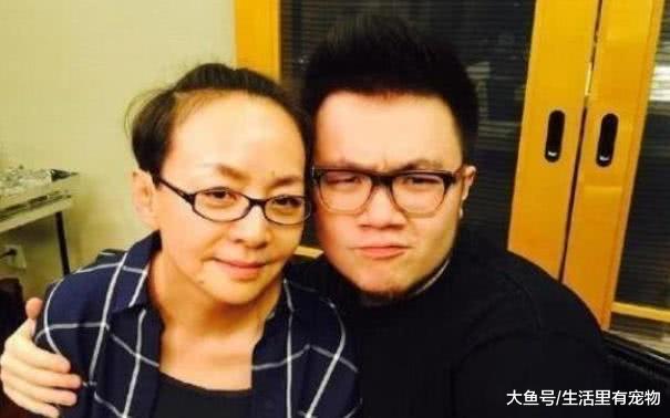 宋丹丹升级当奶奶, 把孙子放纸箱? 看到价格后没人说话了!