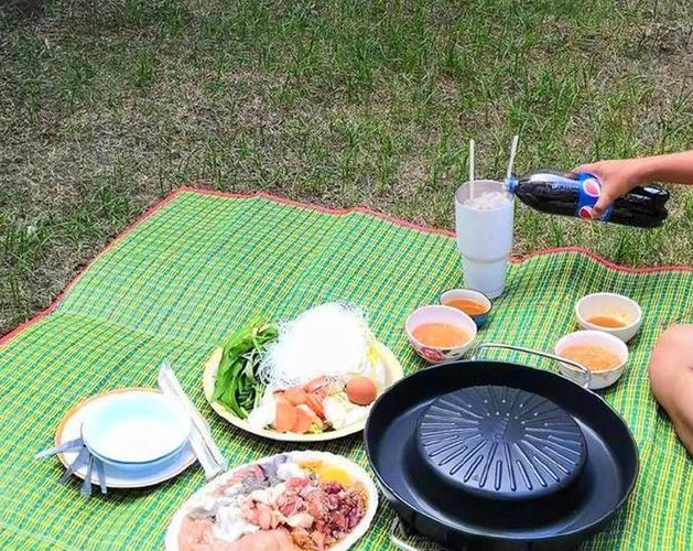 猫咪们被关玻璃门内看主人吃烤肉, 一只只凶神恶煞的: 你敢吃独食