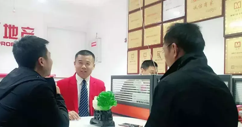 8岁截肢, 40岁入行, 他说做房产中介感觉非常好!