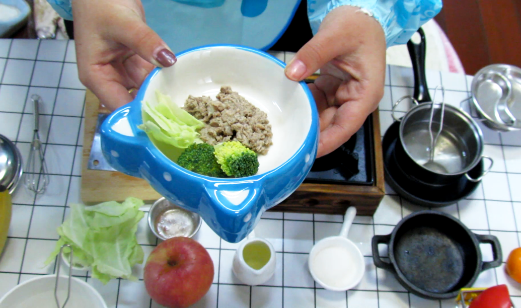 萌宠跨年, 为了猫咪跨年的仪式感, 主人大展厨艺, 猫咪很给面子