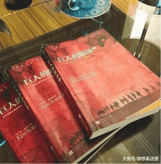 李思思现实中的: : 卧室摆着浮雕梳妆台, 家里布置得很有爱