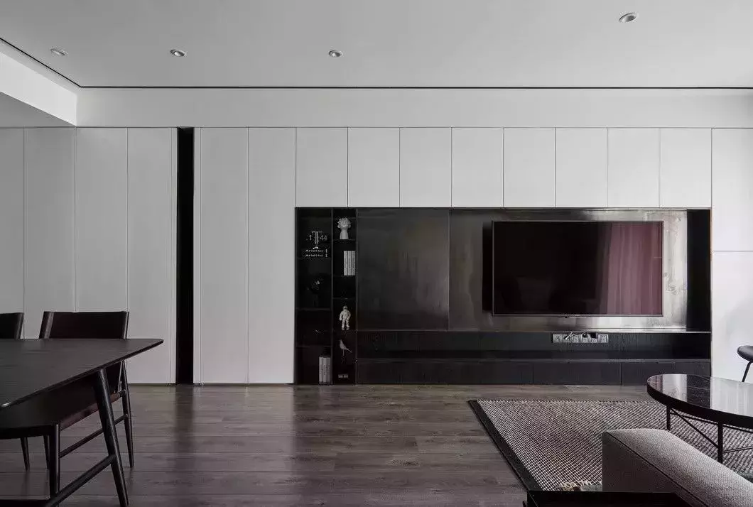 把客厅的电视背景墙用来做收纳, 该如何布置才更美观?