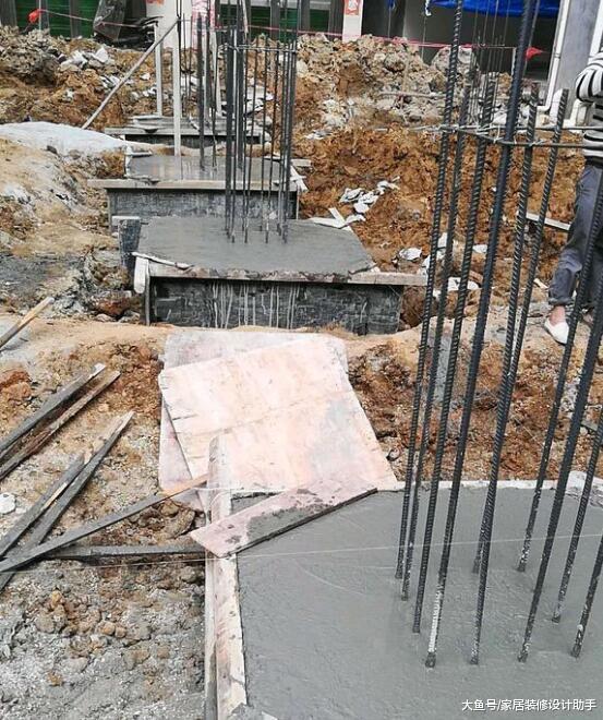 右边邻居建三层、左边邻居建四层、我建五层惹得左右邻居眼红、嫉妒