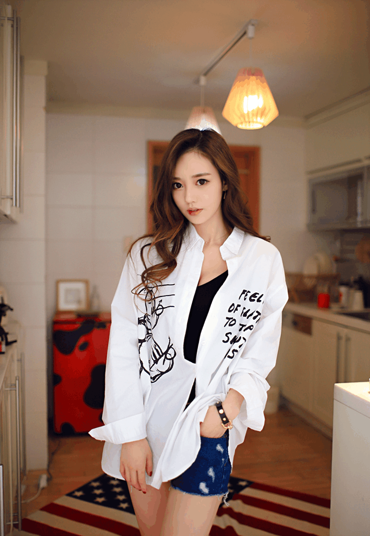 个性十足的小姐姐, 白衬衣搭牛仔裤, 散发出别致格调的气质美