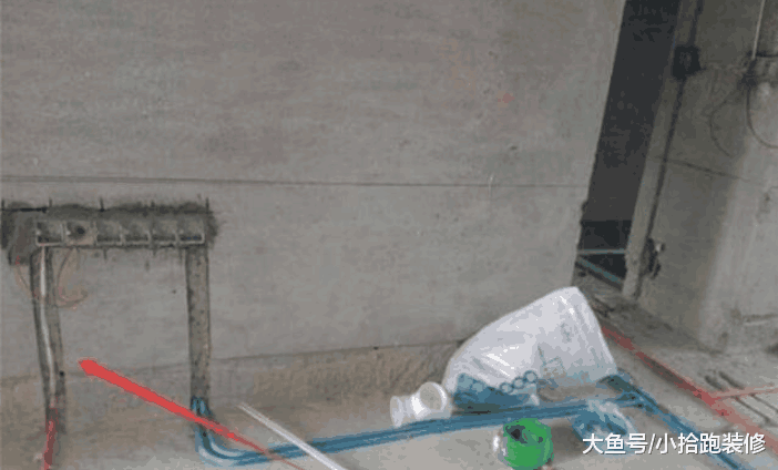这位水电师傅真有意思, 第一次看到这样排线管的, 真特别
