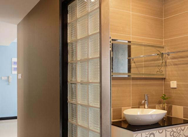 主卧卫生间用透明玻璃隔断, 闺蜜说老公太不着调! 换你能接受吗?