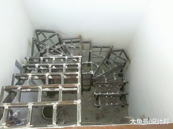 老公不过给农村老房加了个钢制楼梯, 竟引得全村人抢着来围观!