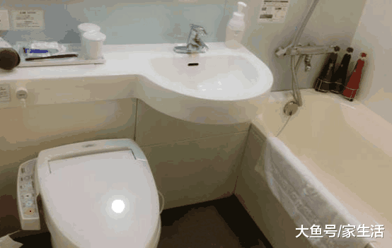 日本卫生间空间那么小, 如何做到有浴缸马桶? 看完感叹太聪明了