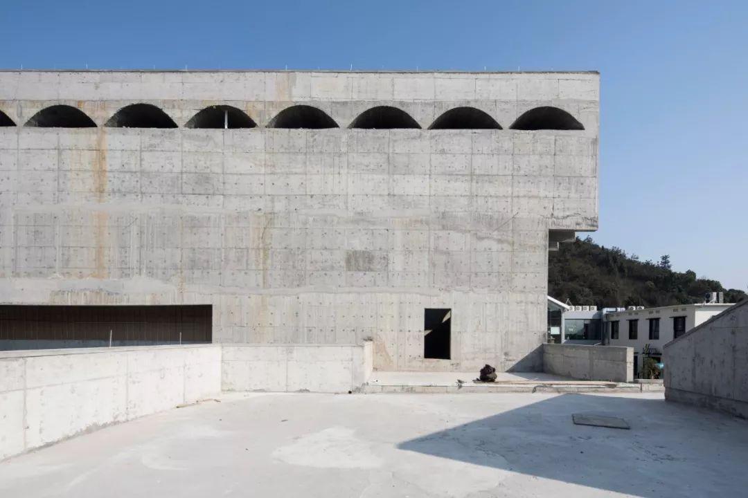 无数浅拱勾勒的台州当代美术馆, 是带着悬而未决之诗意的人间剧场