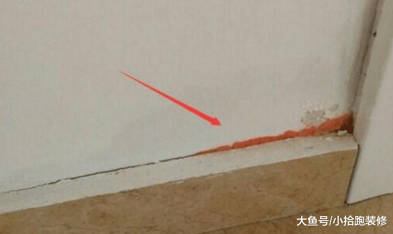 踢脚线离壳, 师傅说是回潮导致的, 可铲开之后, 他不说话了