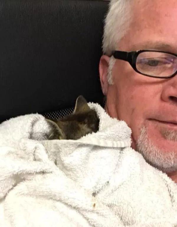 大叔开车路上救下一只流浪猫, 回家才发现这货居然是个粘人精