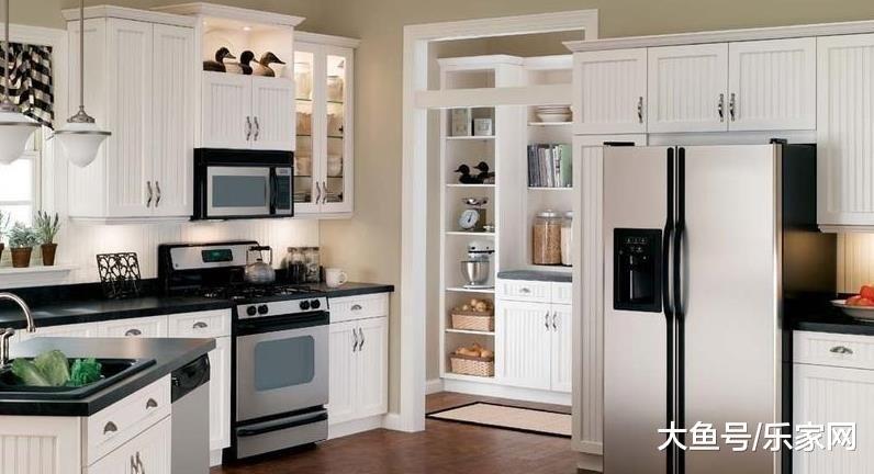 别再傻傻把冰箱放这儿了, 聪明人都这样做了, 干净又美观!
