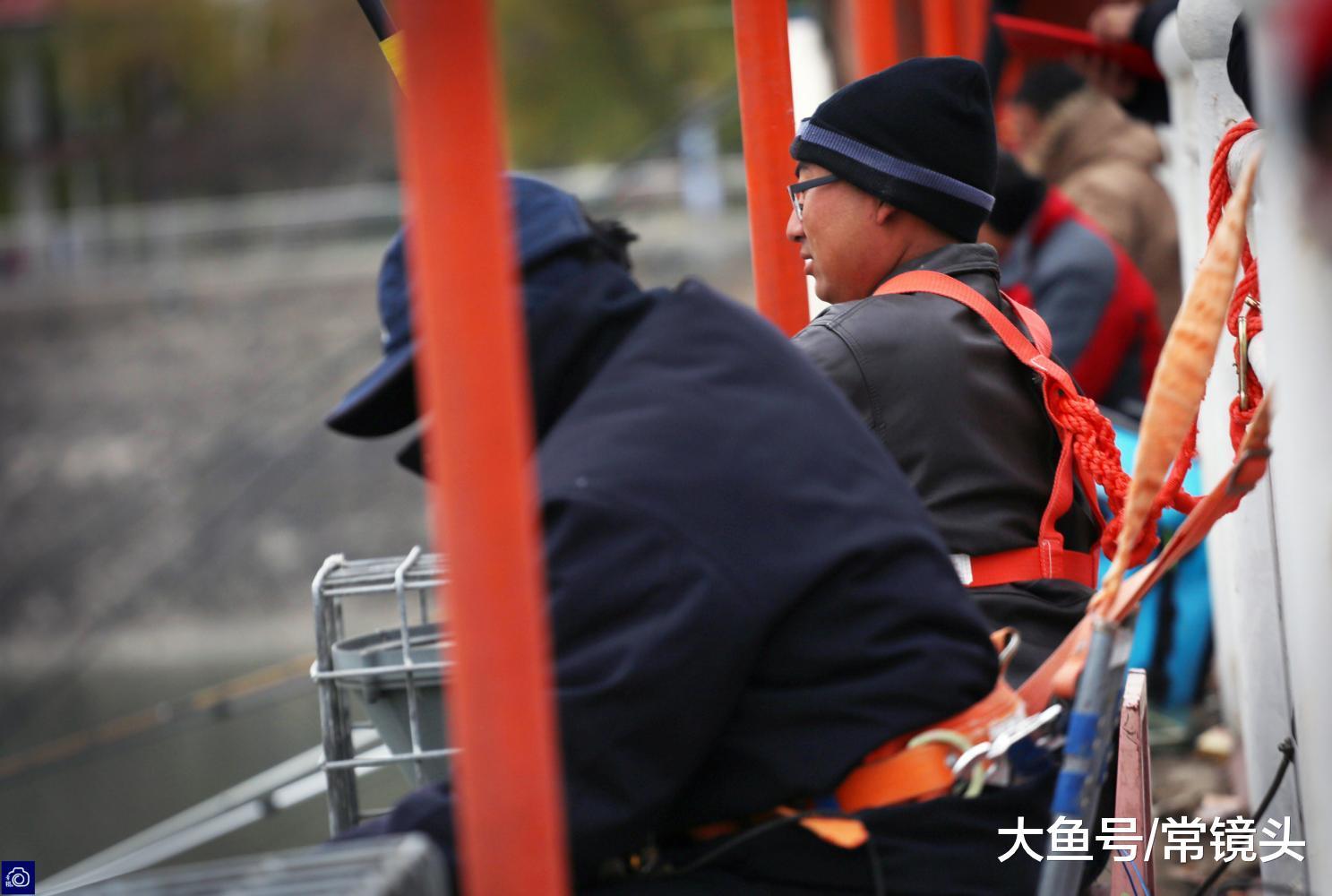 河南现"最牛钓鱼团队 用绳子把自己绑桥上 这样就不怕掉河里