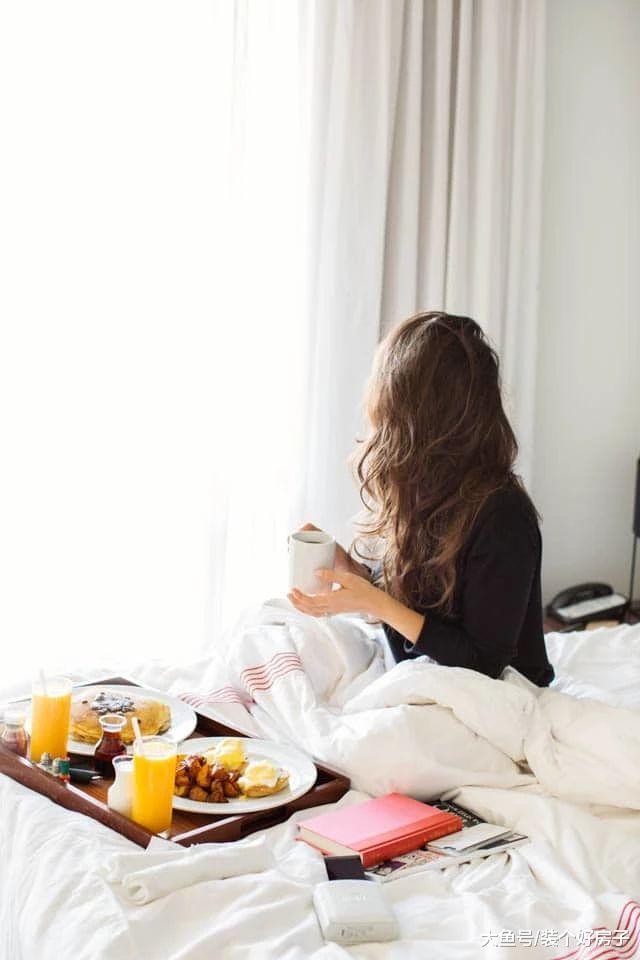 他为妻子和三个女儿, 打造了一个坐拥无敌湖景和十个房间的豪宅!