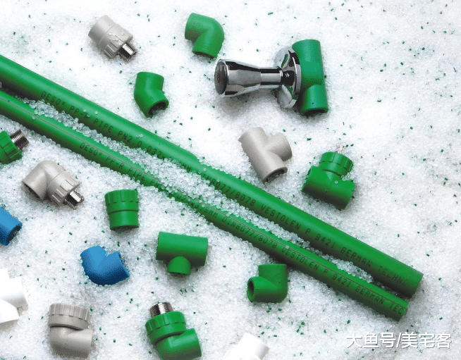 老师傅良心提醒: 水管走顶好还是走地好? 太多家庭做错了, 毁房