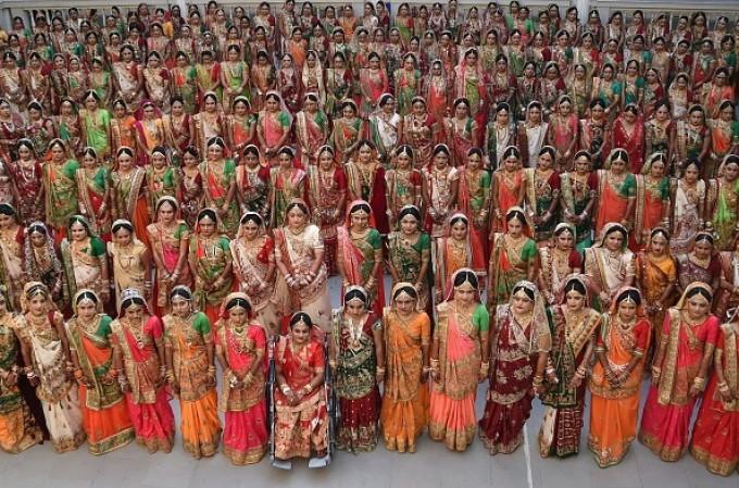 为了让贫穷女有真爱, 印度富爸爸认3000个干女儿, 结婚送几万嫁妆