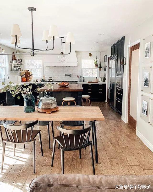 他为妻子和三个女儿, 打造了一个坐拥无敌湖景和十个房间的豪宅!