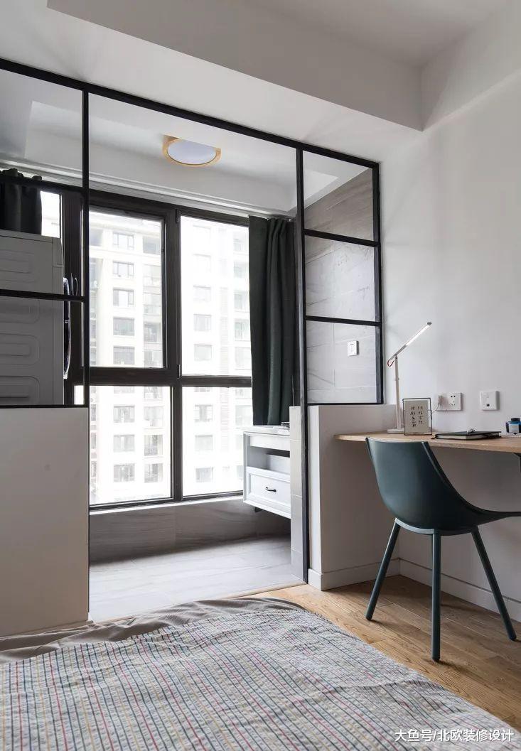 清新北欧风看腻了? 我家选择清冷蓝色+木地板, 照样美翻天!