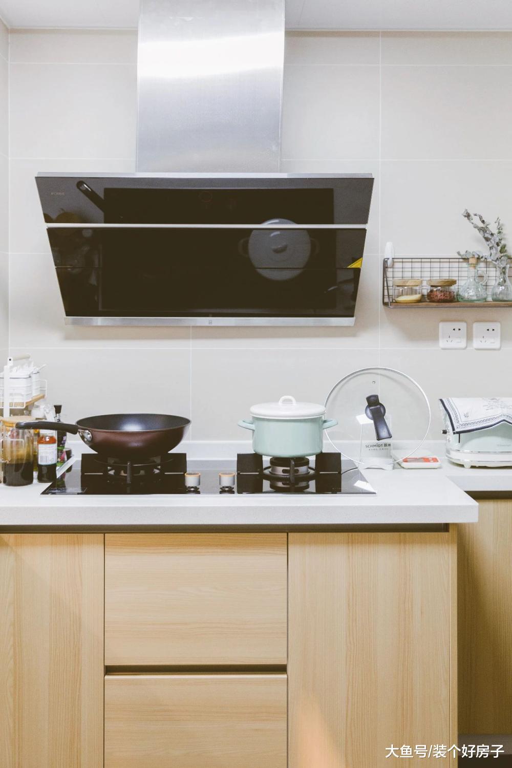 68㎡小两居, 改下桌子和墙面, 就多出一个独立餐厅!