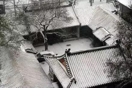 我想有个庭院, 作个闲人, 对一张琴, 一壶酒, 一溪云