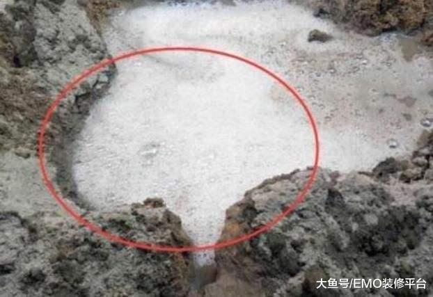 瓦工的解释不要听! 只要他往水泥里面加了洗衣粉, 立马赶走