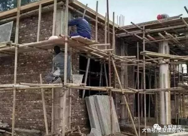 小伙花40万建的农村别墅, 主体刚完工, 邻居却说这是要玩命啊?
