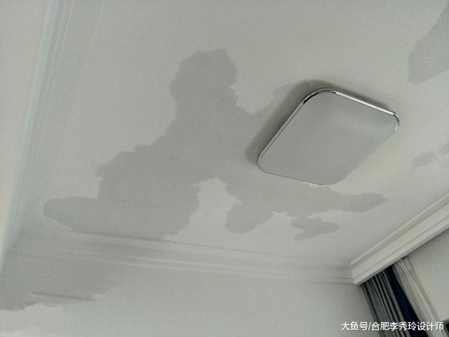楼下阳台积水, 邻居跑来我家撒泼, 结果师傅一看: 阴阳角没做好!