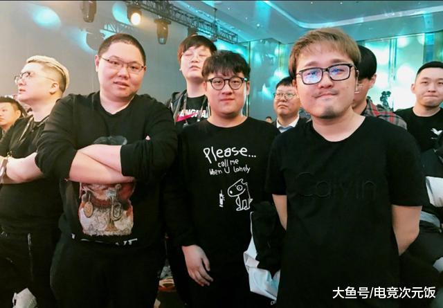 德云色黑莓辛苦直播引热议! 网友: 为了成为一哥!