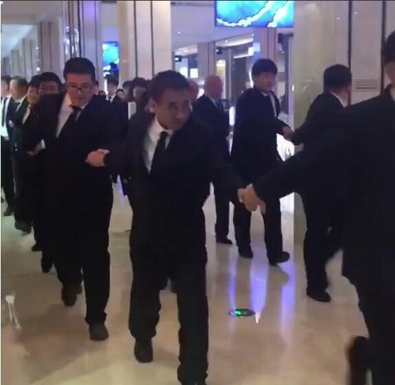 商场现百人超级保镖团, 还以为是天王嫁到没想到是他, 还没红就飘了