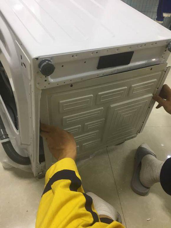 给洗衣机下面多装一块板, 跟踢脚线一样实用! 怎么洗都没噪音, 棒