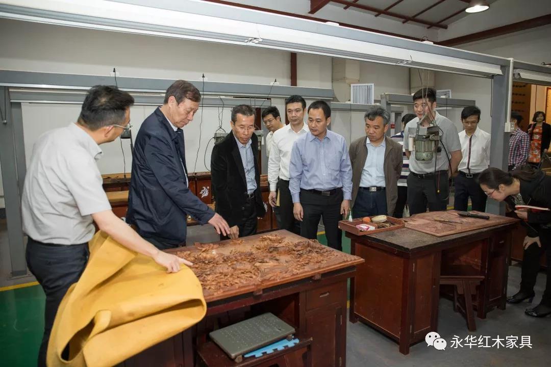 喜讯 | 永华红木光荣入选“区民营企业2017年度品牌100强”, 荣获“突出贡献民营企业”称号