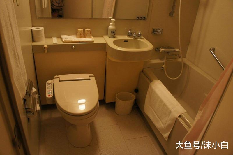 为什么日本人的卫生间既装浴缸又安花洒, 而且只有80公分高?