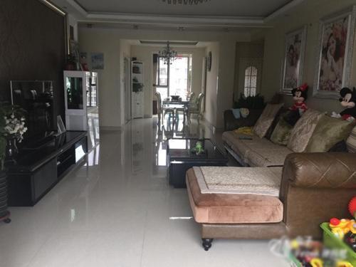 5年过去了房子还很新, 客厅的户型很方正, 简单做了一个吊顶