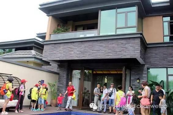 父母带孩子参观豪华别墅 激发孩子成功欲